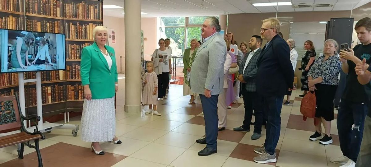 Депутат Государственной Думы Виталий Милонов посетил выставку достижений «Родной район», которая проходит в Доме молодёжи «Царскосельский»