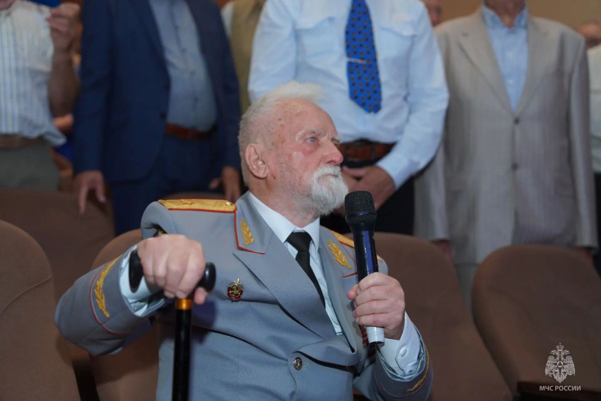 100-летие почетного ветерана пожарной охраны страны отметили в Петербурге 100-летие почетного ветерана пожарной охраны страны отметили в Петербурге