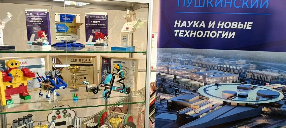 Депутат Государственной Думы Виталий Милонов посетил выставку достижений «Родной район», которая проходит в Доме молодёжи «Царскосельский» Депутат Государственной Думы Виталий Милонов посетил выставку достижений «Родной район», которая проходит в Доме молодёжи «Царскосельский»