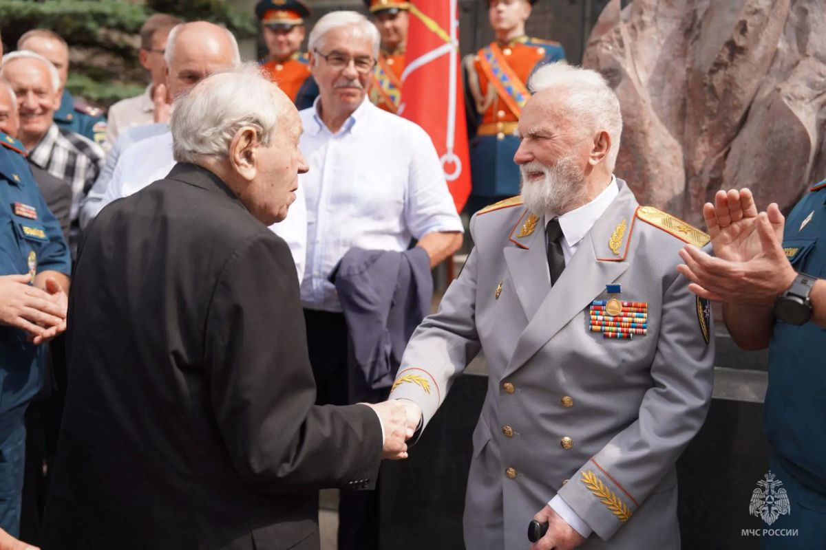 100-летие почетного ветерана пожарной охраны страны отметили в Петербурге 100-летие почетного ветерана пожарной охраны страны отметили в Петербурге