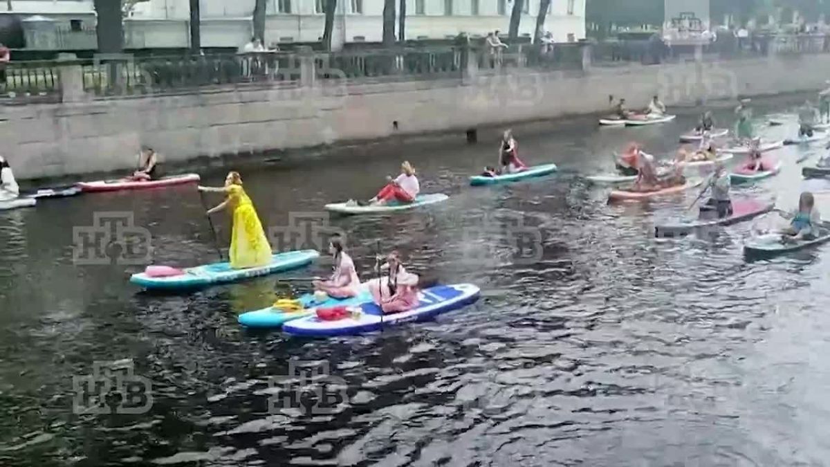 В первый день августа реки и каналы Петербурга стали яркими и праздничными. Сегодня в центре города проходит фестиваль «Фонтанка SUP». Его уже в 11-й раз организует популярнейшее интернет-издание