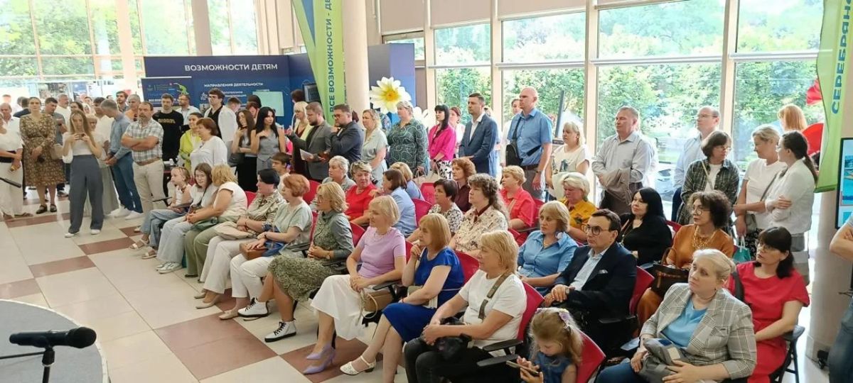 Депутат Государственной Думы Виталий Милонов посетил выставку достижений «Родной район», которая проходит в Доме молодёжи «Царскосельский» Депутат Государственной Думы Виталий Милонов посетил выставку достижений «Родной район», которая проходит в Доме молодёжи «Царскосельский»