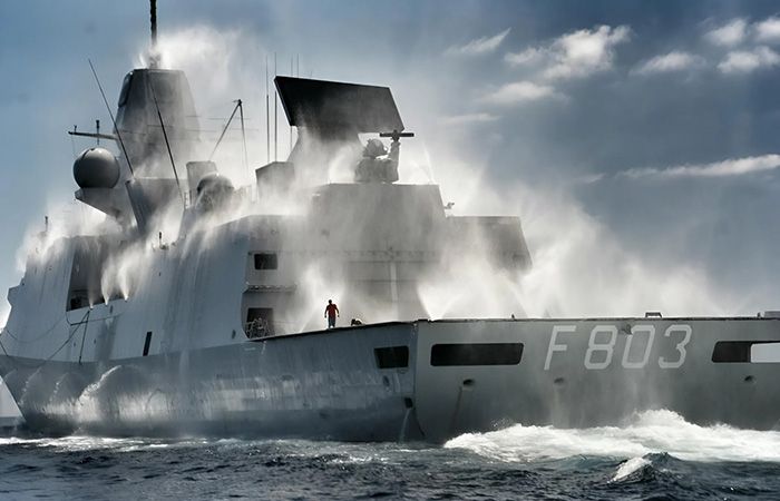 Необычная необходимость: зачем военные корабли обрабатывают корпус морской водой