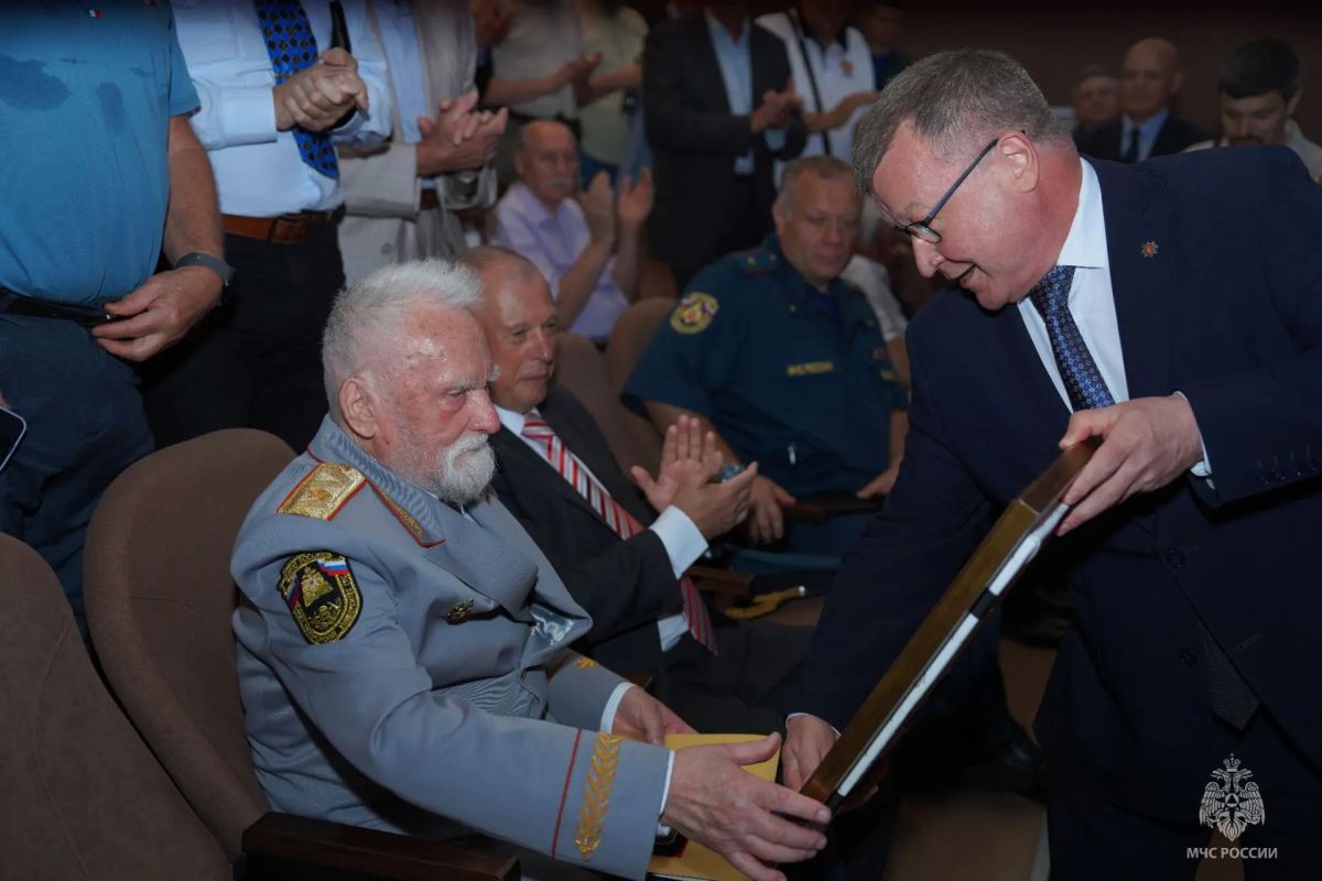 100-летие почетного ветерана пожарной охраны страны отметили в Петербурге 100-летие почетного ветерана пожарной охраны страны отметили в Петербурге