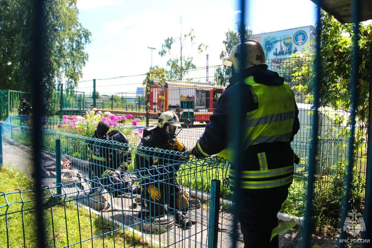 Пожар понарошку тушили в "Пожарно-спасательном колледже Санкт-Петербургском центре подготовки спасателей" Пожар понарошку тушили в "Пожарно-спасательном колледже Санкт-Петербургском центре подготовки спасателей"