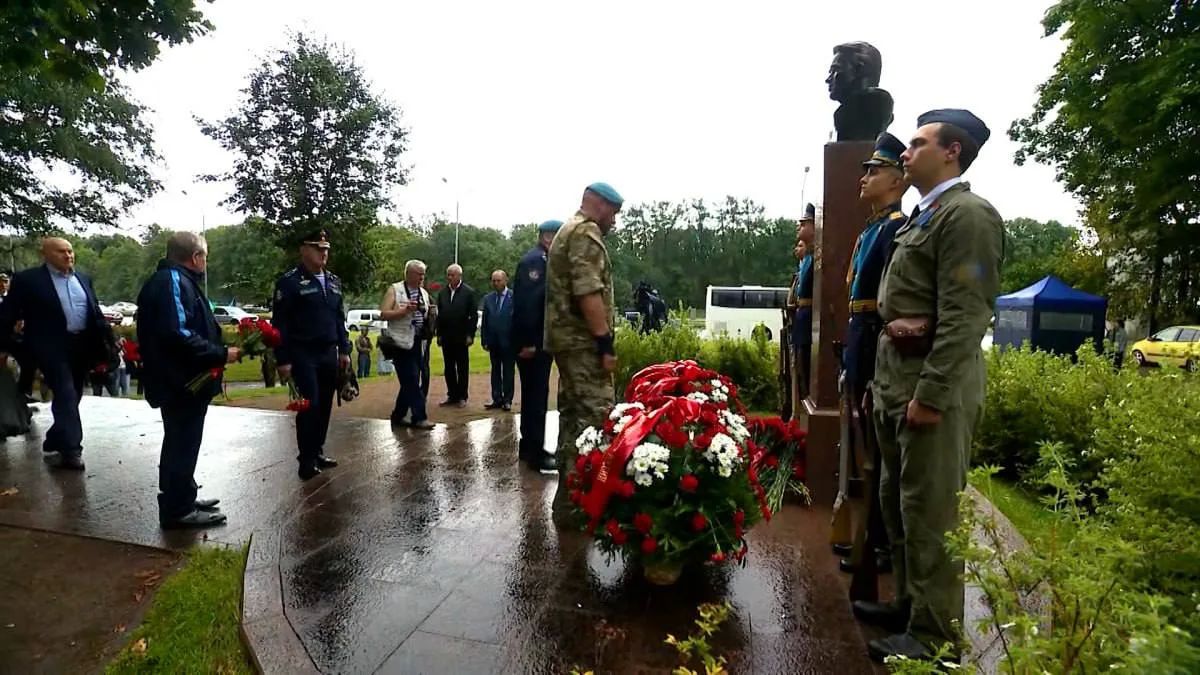 В Петербурге возложили цветы к памятнику Маргелову в День ВДВ
