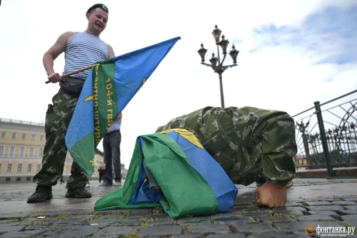 «Ты не бойся синевы, не утонешь», — доносится сегодня с Дворцовой площади «Ты не бойся синевы, не утонешь», — доносится сегодня с Дворцовой площади