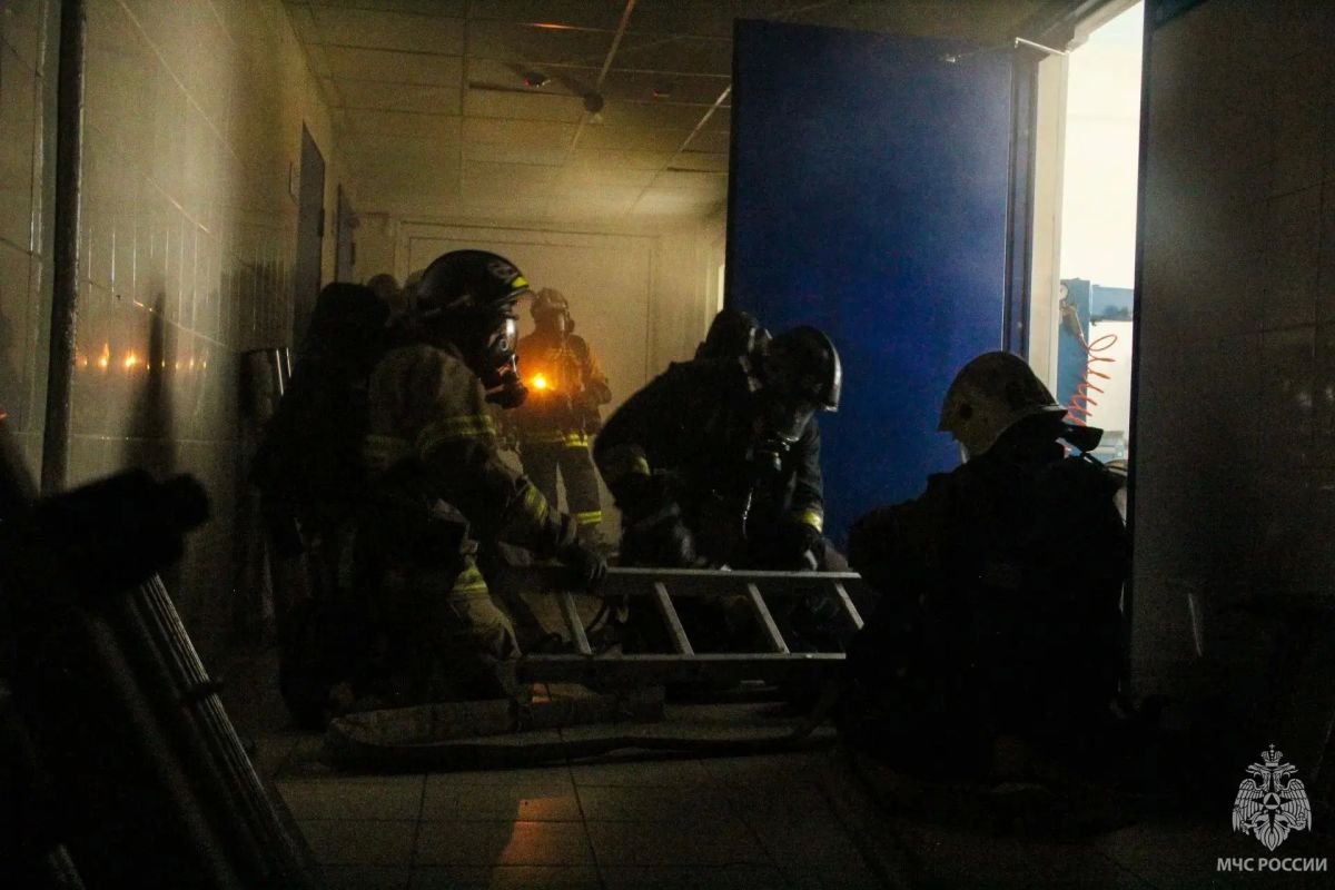 Пожар понарошку тушили в "Пожарно-спасательном колледже Санкт-Петербургском центре подготовки спасателей" Пожар понарошку тушили в "Пожарно-спасательном колледже Санкт-Петербургском центре подготовки спасателей"