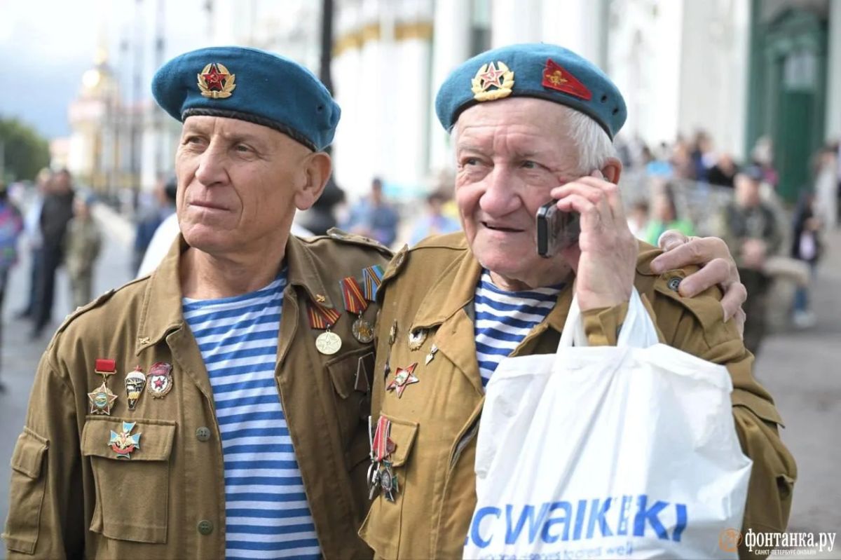 «Ты не бойся синевы, не утонешь», — доносится сегодня с Дворцовой площади «Ты не бойся синевы, не утонешь», — доносится сегодня с Дворцовой площади