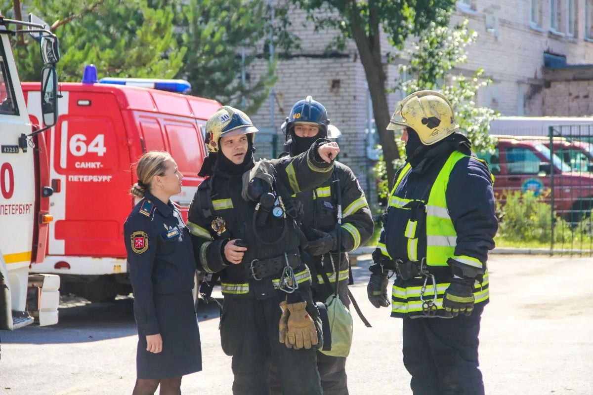 Пожар понарошку тушили в "Пожарно-спасательном колледже Санкт-Петербургском центре подготовки спасателей" Пожар понарошку тушили в "Пожарно-спасательном колледже Санкт-Петербургском центре подготовки спасателей"