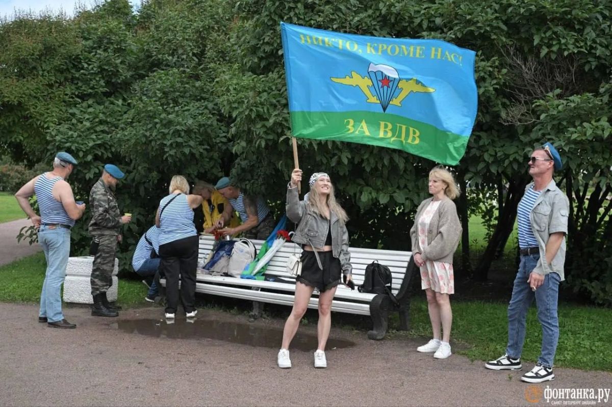 «Ты не бойся синевы, не утонешь», — доносится сегодня с Дворцовой площади «Ты не бойся синевы, не утонешь», — доносится сегодня с Дворцовой площади