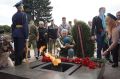 Десантники почтили память павших у Вечного огня на Марсовом поле в День ВДВ