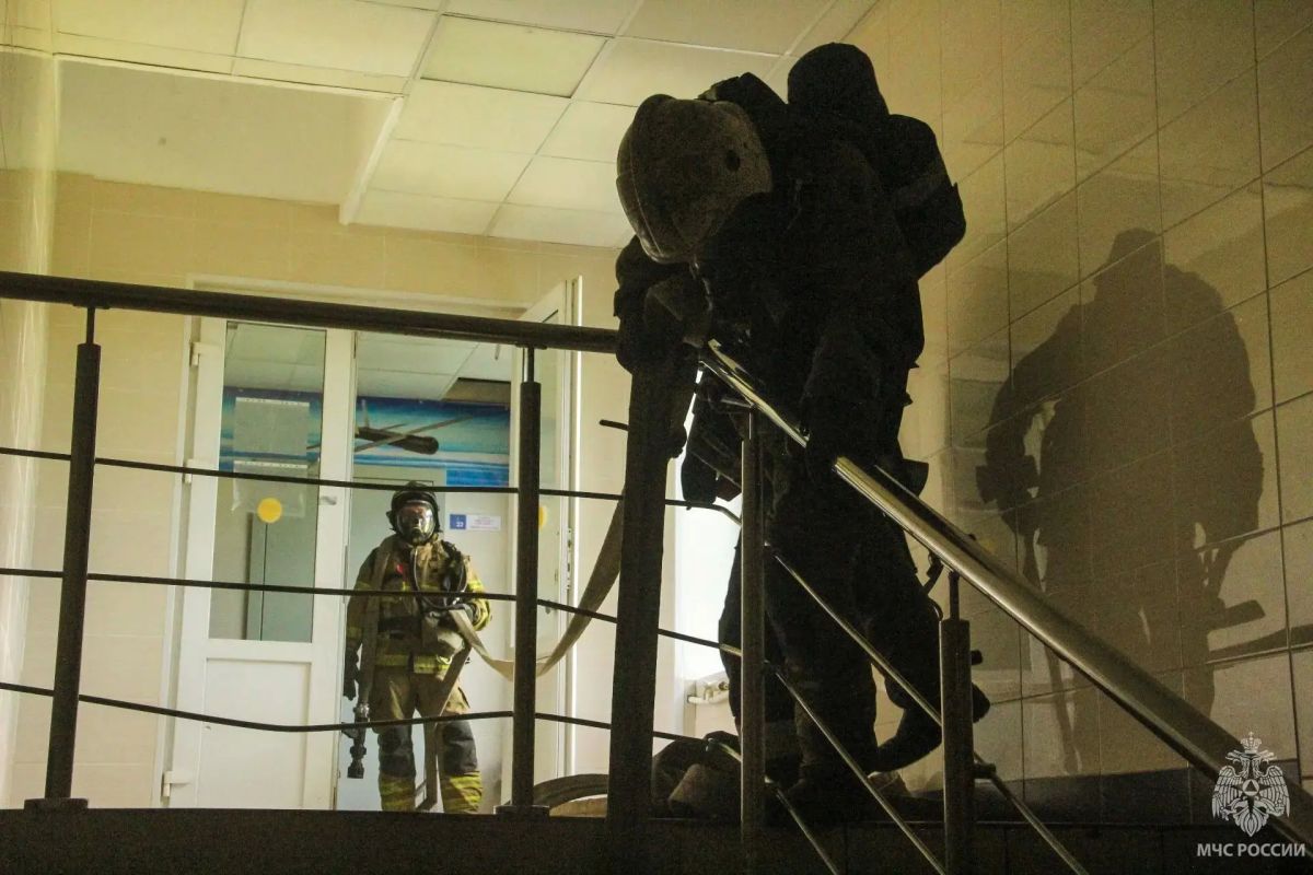 Пожар понарошку тушили в "Пожарно-спасательном колледже Санкт-Петербургском центре подготовки спасателей" Пожар понарошку тушили в "Пожарно-спасательном колледже Санкт-Петербургском центре подготовки спасателей"