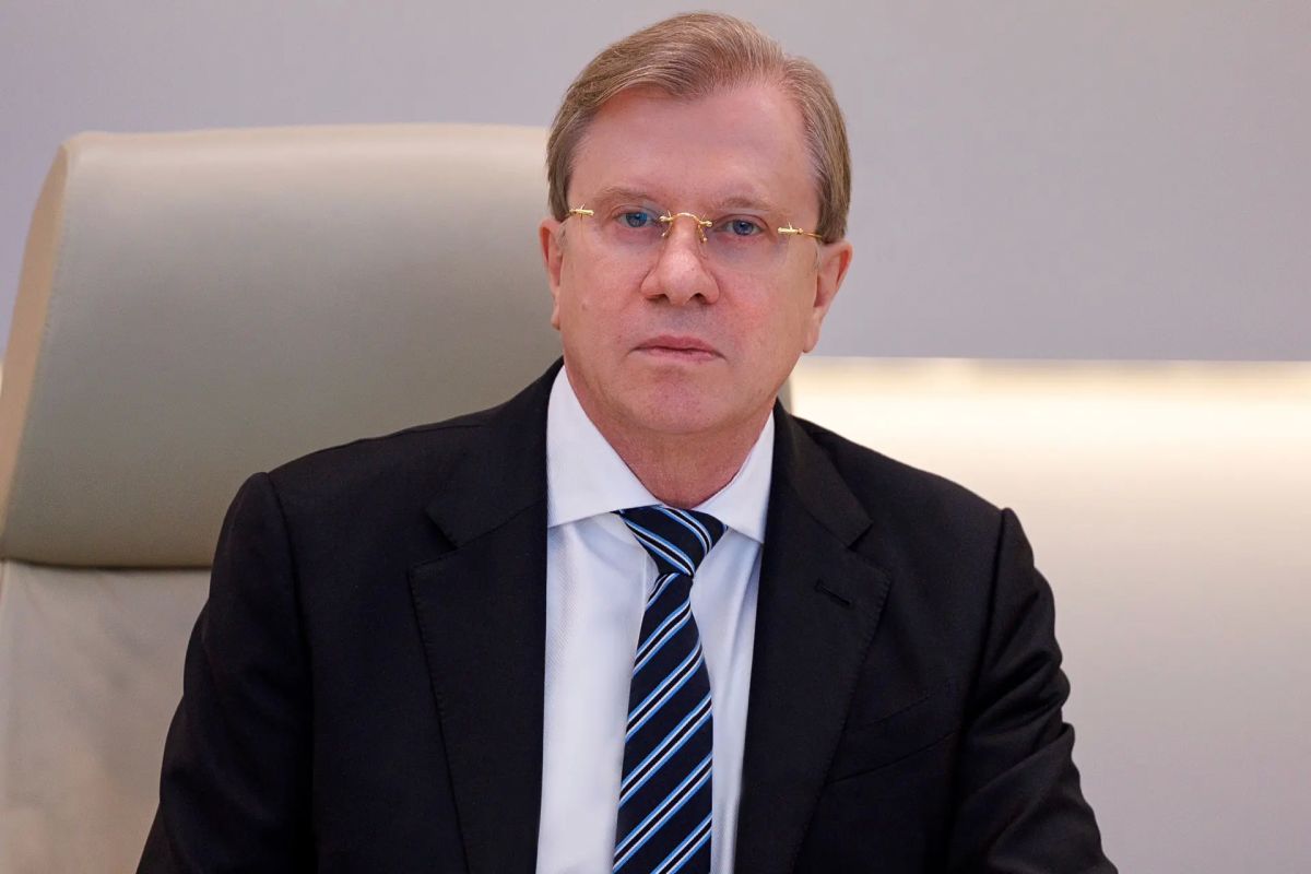Виталий Савельев поздравил работников железнодорожного транспорта с профессиональным праздником