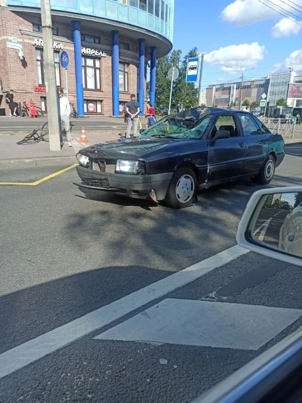 Сбитый велосипедист влетел в лобовое стекло машины Сбитый велосипедист влетел в лобовое стекло машины