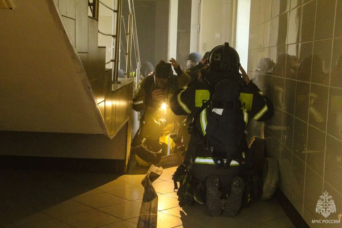 Пожар понарошку тушили в "Пожарно-спасательном колледже Санкт-Петербургском центре подготовки спасателей" Пожар понарошку тушили в "Пожарно-спасательном колледже Санкт-Петербургском центре подготовки спасателей"
