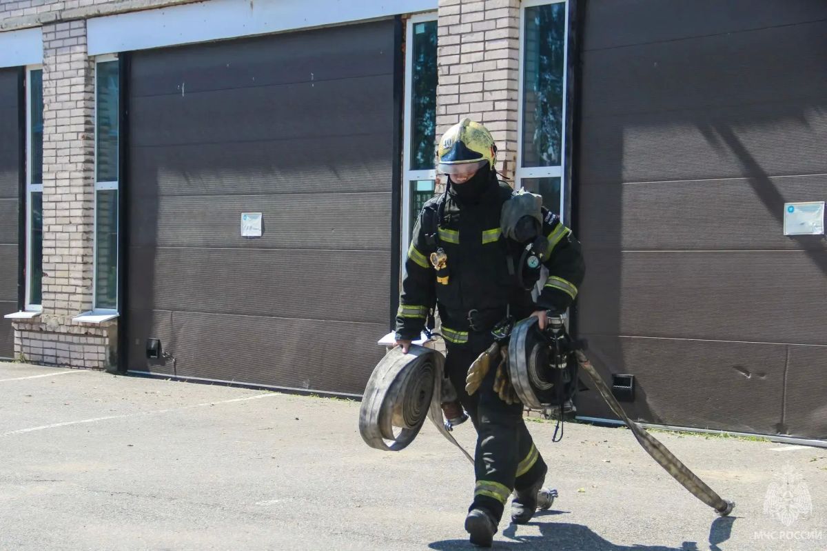 Пожар понарошку тушили в "Пожарно-спасательном колледже Санкт-Петербургском центре подготовки спасателей" Пожар понарошку тушили в "Пожарно-спасательном колледже Санкт-Петербургском центре подготовки спасателей"