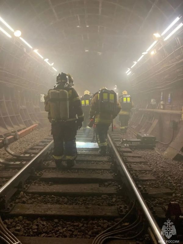Петербургские спасатели минувшей ночью тушили условный пожар в метро Петербургские спасатели минувшей ночью тушили условный пожар в метро