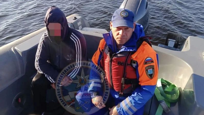 Спасатели эвакуировали мужчину с острова в Ладожском озере