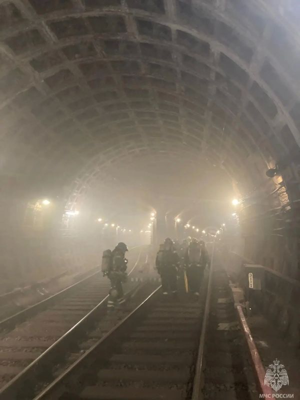 Петербургские спасатели минувшей ночью тушили условный пожар в метро Петербургские спасатели минувшей ночью тушили условный пожар в метро