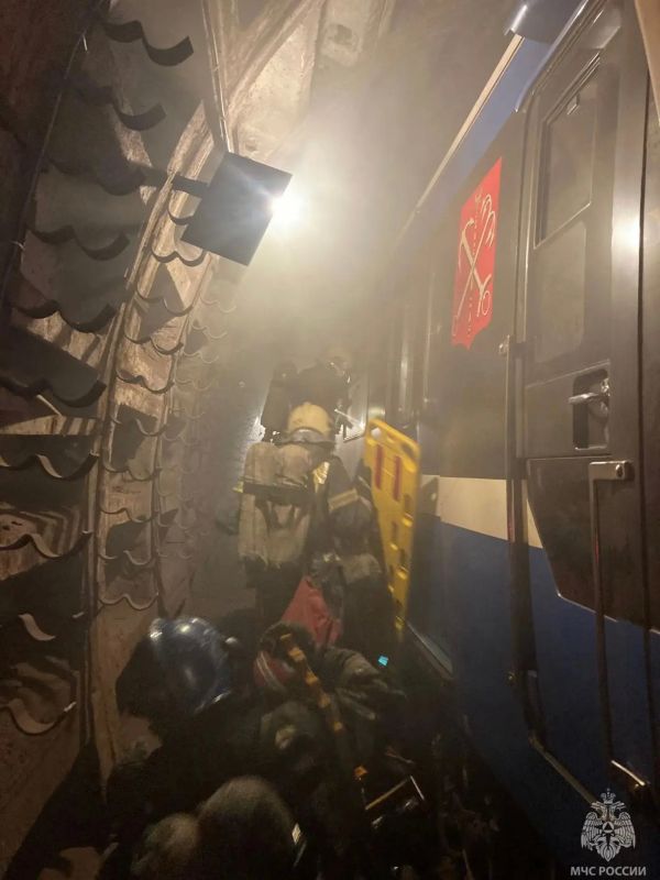 Петербургские спасатели минувшей ночью тушили условный пожар в метро Петербургские спасатели минувшей ночью тушили условный пожар в метро