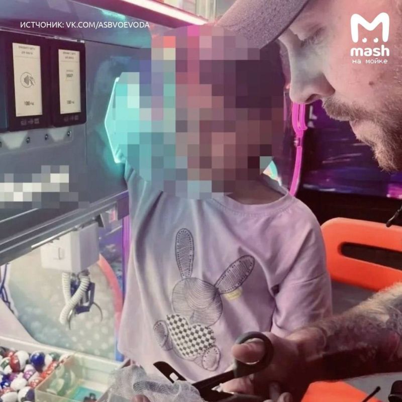 Малютка застряла в автомате-хватайке, когда полезла за призом в питерском ТРЦ