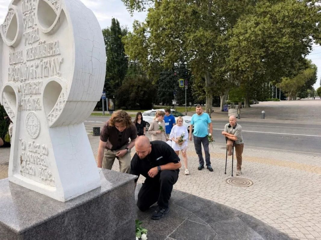 Два майора: В Краснодаре жители приносят цветы, свечи и игрушки к поклонному кресту у собора Александра Невского в память о погибших в результате атаки БПЛА в Архипо-Осиповке Два майора: В Краснодаре жители приносят цветы, свечи и игрушки к поклонному кресту у собора Александра Невского в память о погибших в результате атаки БПЛА в Архипо-Осиповке