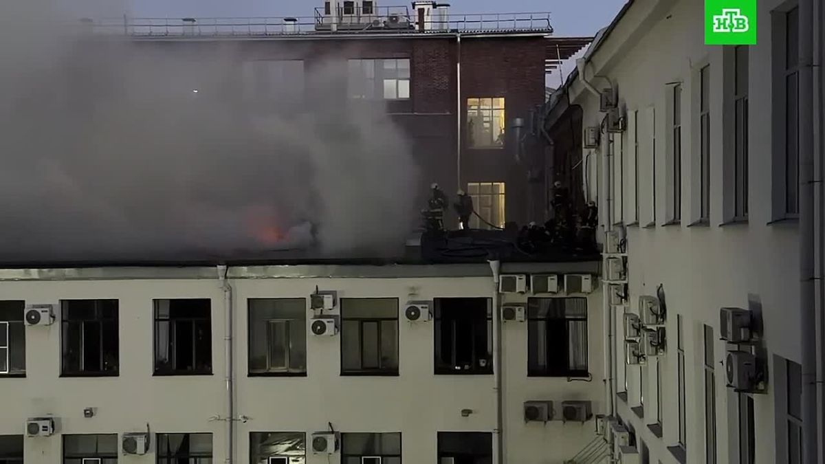 У Финляндского вокзала тушат сильный пожар