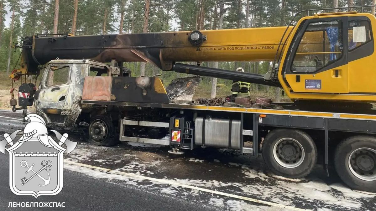 Автокран загорелся на Приморском шоссе