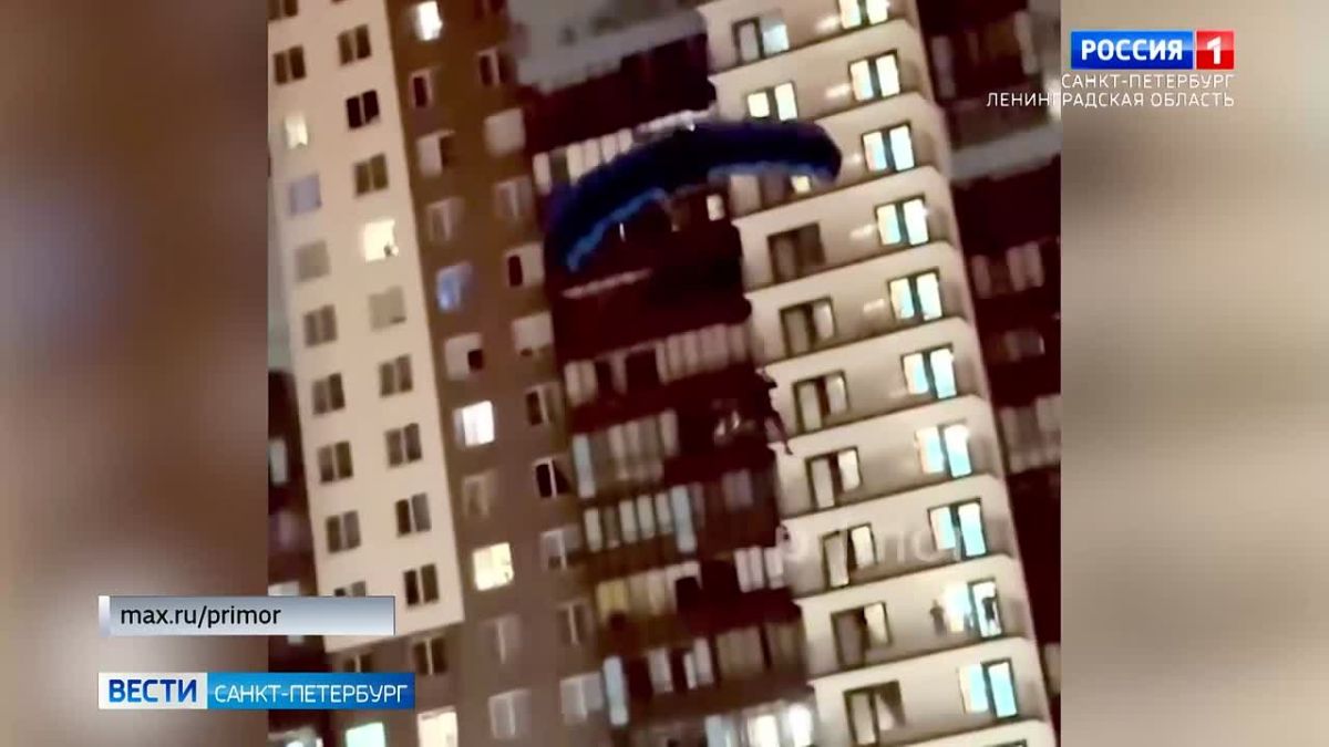Мужчина прыгнул с парашютом с крыши многоэтажки на Комендантском проспекте
