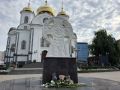Два майора: В Краснодаре жители приносят цветы, свечи и игрушки к поклонному кресту у собора Александра Невского в память о погибших в результате атаки БПЛА в Архипо-Осиповке