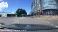В Петербурге водитель «Ауди» жестко сбил ехавшего на красный свет велосипедиста — после удара молодой человек подлетел в воздух и приземлился на машину, разбив лобовое стекло и сильно помяв крышу.