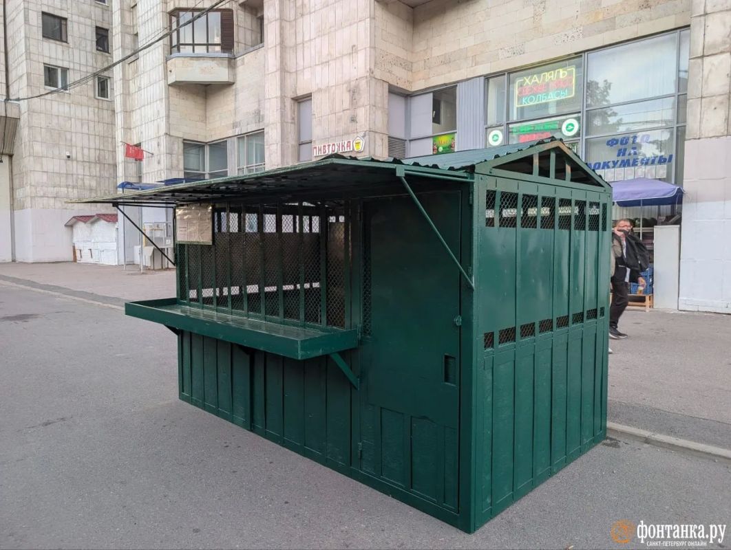 Ларьки-автозаки появились в Петербурге у метро «Приморская» Ларьки-автозаки появились в Петербурге у метро «Приморская»