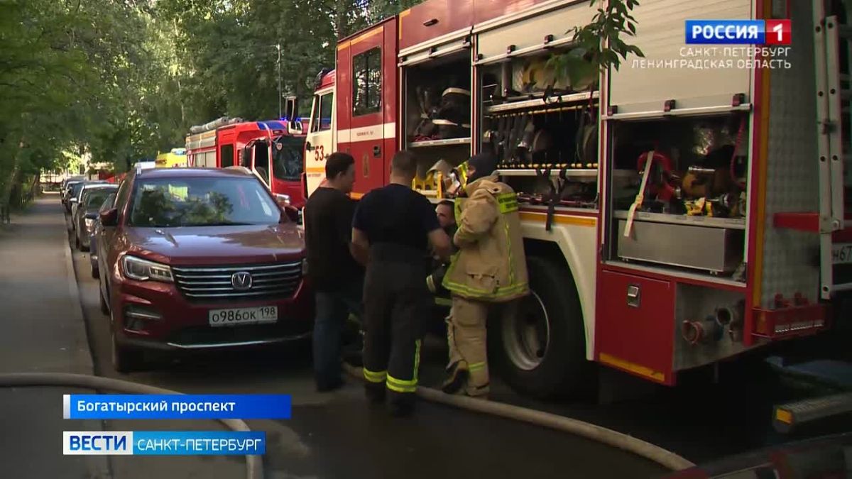 На Богатырском проспекте при пожаре в доме пострадали три квартиры