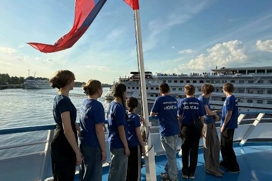 Восемь лучших воспитанников морского клуба "Юнга" стали частью команды настоящего теплохода