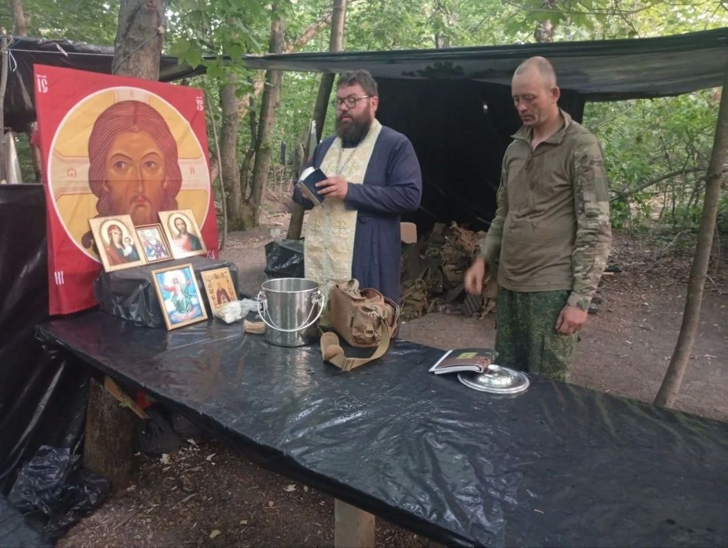 Андрей Медведев: Самоотверженный труженик отец Максим Яшин буквально не вылезает с Донецкого участка фронта уже более двух лет Андрей Медведев: Самоотверженный труженик отец Максим Яшин буквально не вылезает с Донецкого участка фронта уже более двух лет