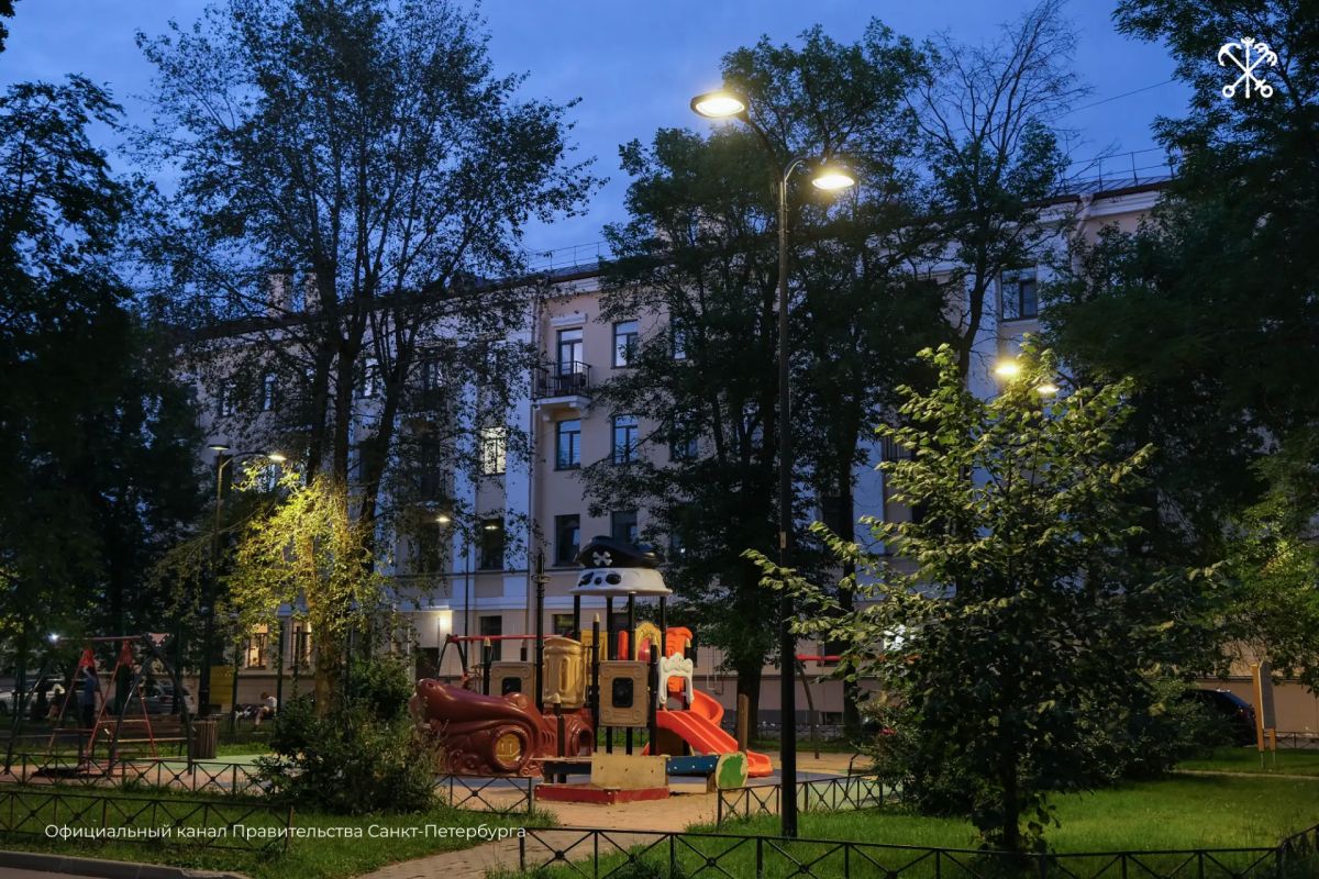 Новые фонари осветили квартал в Кронштадте, ограниченный улицами Красной, Петровской и территорией Летнего сада
