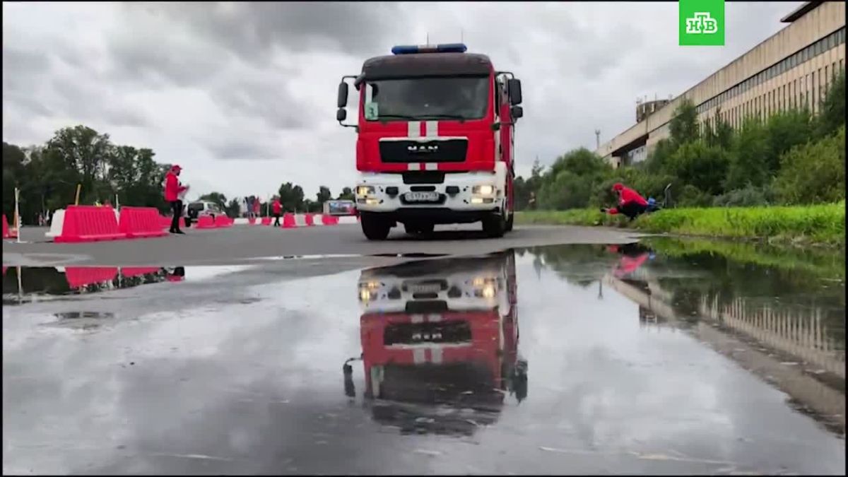 Пожарные команды Петербурга соревнуются в скорости и маневренности