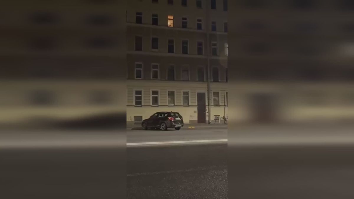 Жители дома у Смольного уже год жалуются на ночной телевизор
