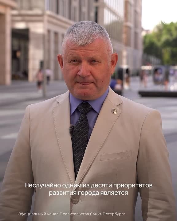 За плечами капитана 3 ранга запаса Алексея Перфильева — учёба в Высшем военно-морском училище имени М. И. Фрунзе, служба в рядах ВМФ, участие в строительстве зимовочного комплекса полярной станции «Восток» в Антарктиде