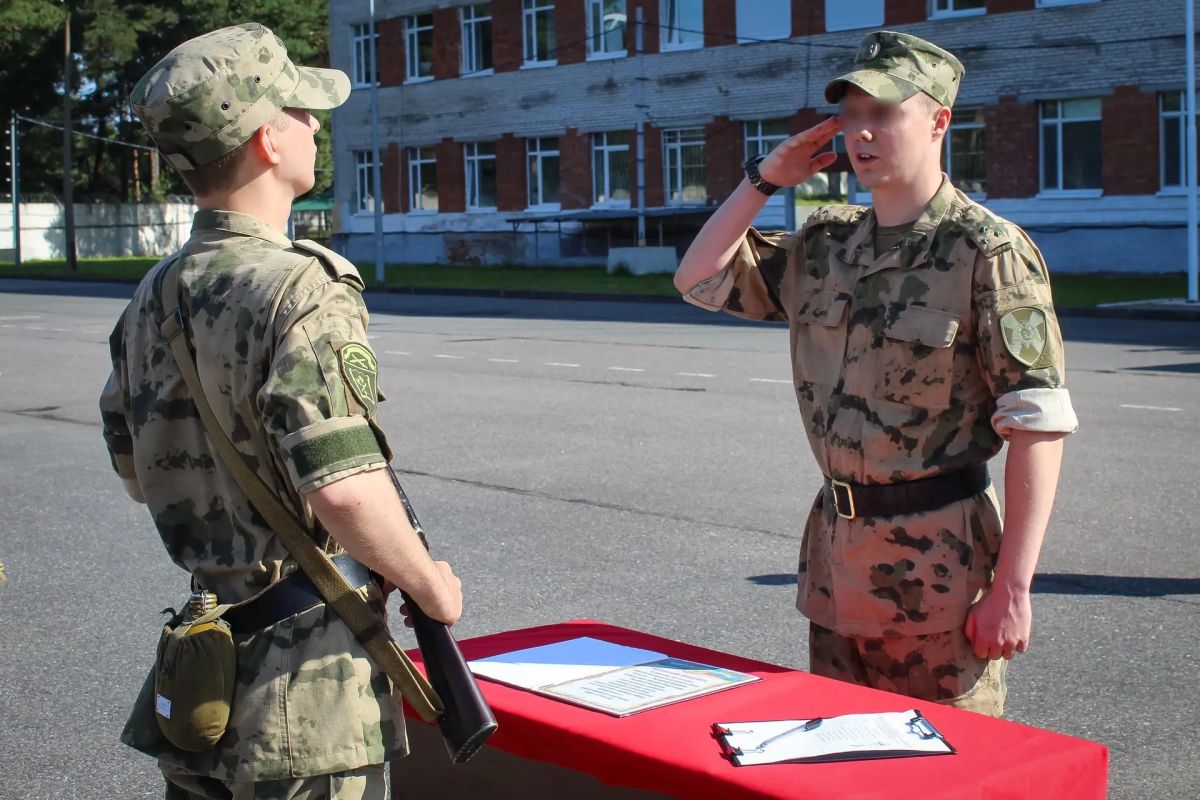 В дислоцированном в Ленинградской области Центре подготовки личного состава Северо-Западного округа Росгвардии состоялась торжественная церемония принятия Военной присяги, участие в которой приняли молодые люди из... В дислоцированном в Ленинградской области Центре подготовки личного состава Северо-Западного округа Росгвардии состоялась торжественная церемония принятия Военной присяги, участие в которой приняли молодые люди из...