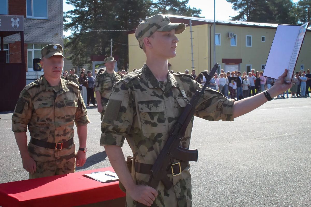 В дислоцированном в Ленинградской области Центре подготовки личного состава Северо-Западного округа Росгвардии состоялась торжественная церемония принятия Военной присяги, участие в которой приняли молодые люди из... В дислоцированном в Ленинградской области Центре подготовки личного состава Северо-Западного округа Росгвардии состоялась торжественная церемония принятия Военной присяги, участие в которой приняли молодые люди из...