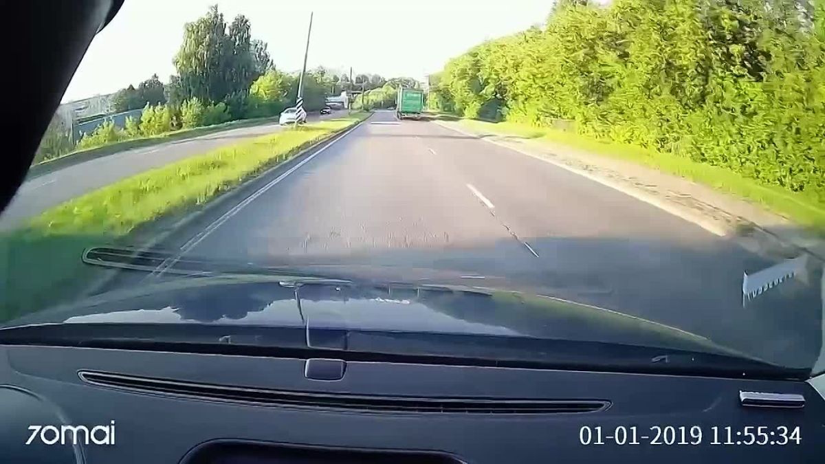 Огромная фура опрокинулась от столкновения с легковушкой в Тихвине