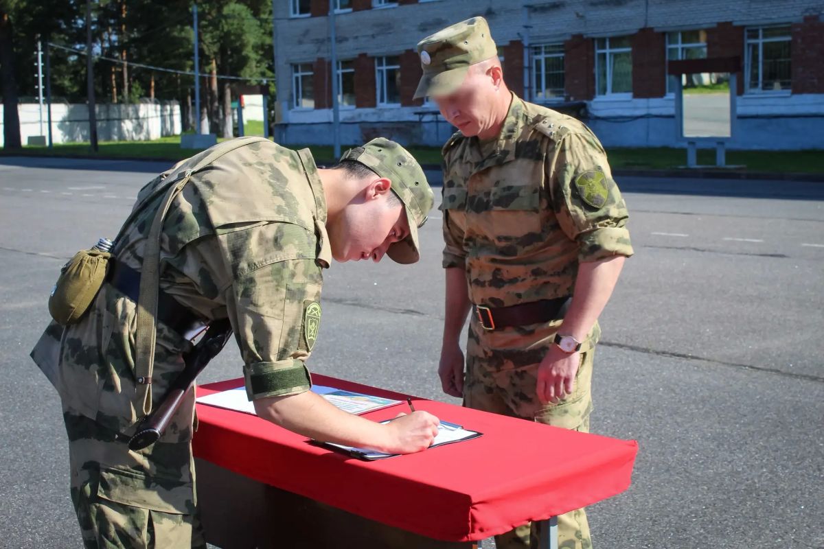 В дислоцированном в Ленинградской области Центре подготовки личного состава Северо-Западного округа Росгвардии состоялась торжественная церемония принятия Военной присяги, участие в которой приняли молодые люди из... В дислоцированном в Ленинградской области Центре подготовки личного состава Северо-Западного округа Росгвардии состоялась торжественная церемония принятия Военной присяги, участие в которой приняли молодые люди из...
