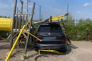 Женщина на BMW X7 протаранила детскую площадку в Ленобласти