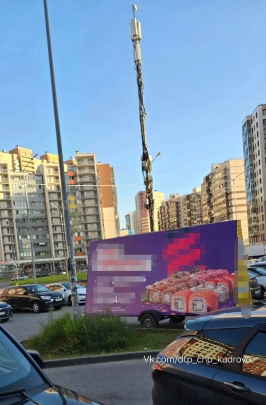 В Кудрово жильцы объявили войну рекламным прицепам на парковках