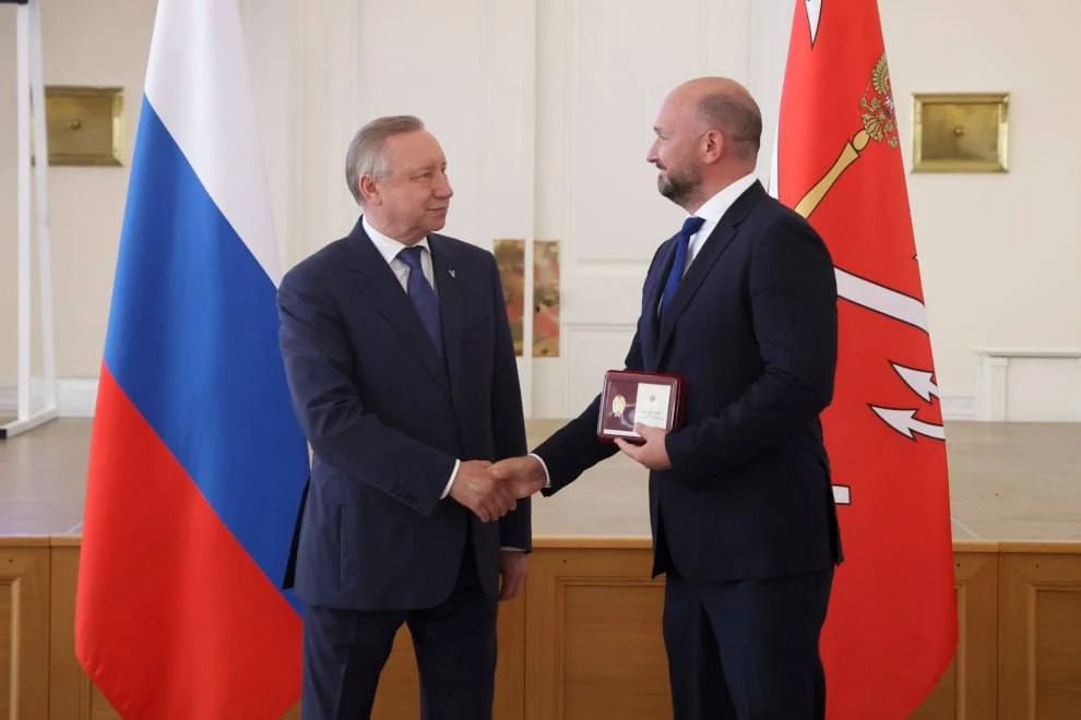 Александр Беглов вручил награды строителям Петербурга в преддверии Дня строителя