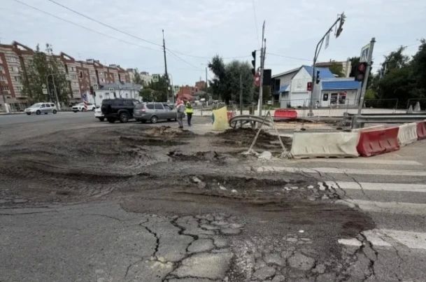 Асфальт как глина. Многотонные самосвалы застревают в дороге Тосно