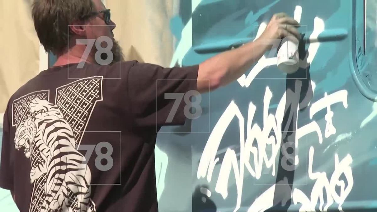 Разрисованный граффити состав выйдет на «синюю» линию