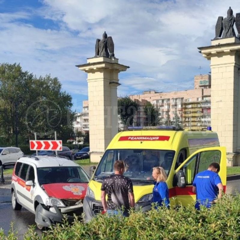 Скорая помощь и машина Роспотребнадзора столкнулись в Гатчине у Ингербургских ворот